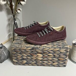 Taos Star Women’s Burgundy Canvas Lace Up Athletic Sneakers Size 8
